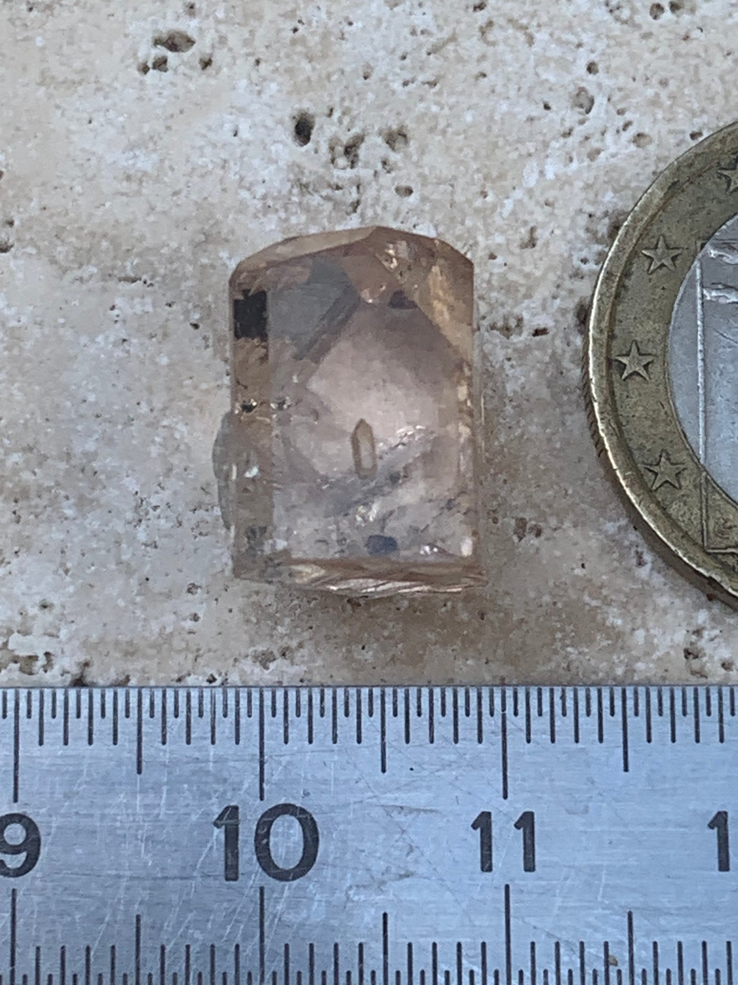 Topaze Impériale, superbe cristal naturel de 15mm x12 x11 - 4,6 grammes/ 23 carats. Belle pièce de collection, unique et assez rare sur le marché !