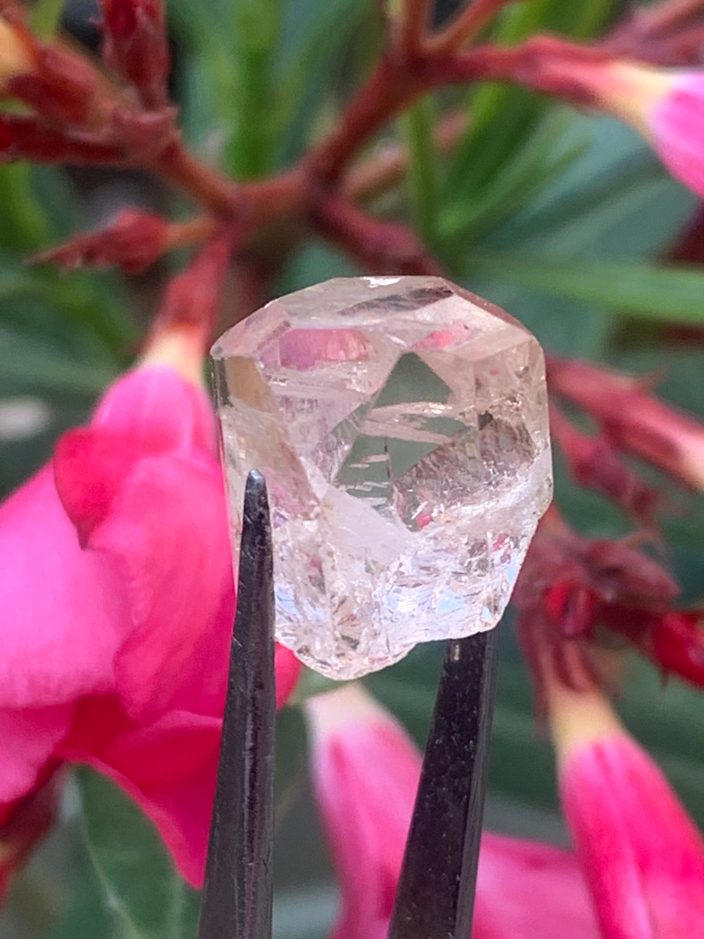 Topaze Impériale, superbe cristal naturel de 15mm x12 x11 - 4,6 grammes/ 23 carats. Belle pièce de collection, unique et assez rare sur le marché !