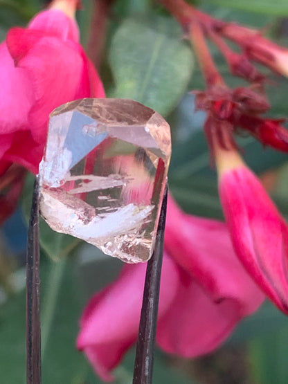 Topaze Impériale, superbe cristal naturel de 15mm x12 x11 - 4,6 grammes/ 23 carats. Belle pièce de collection, unique et assez rare sur le marché !