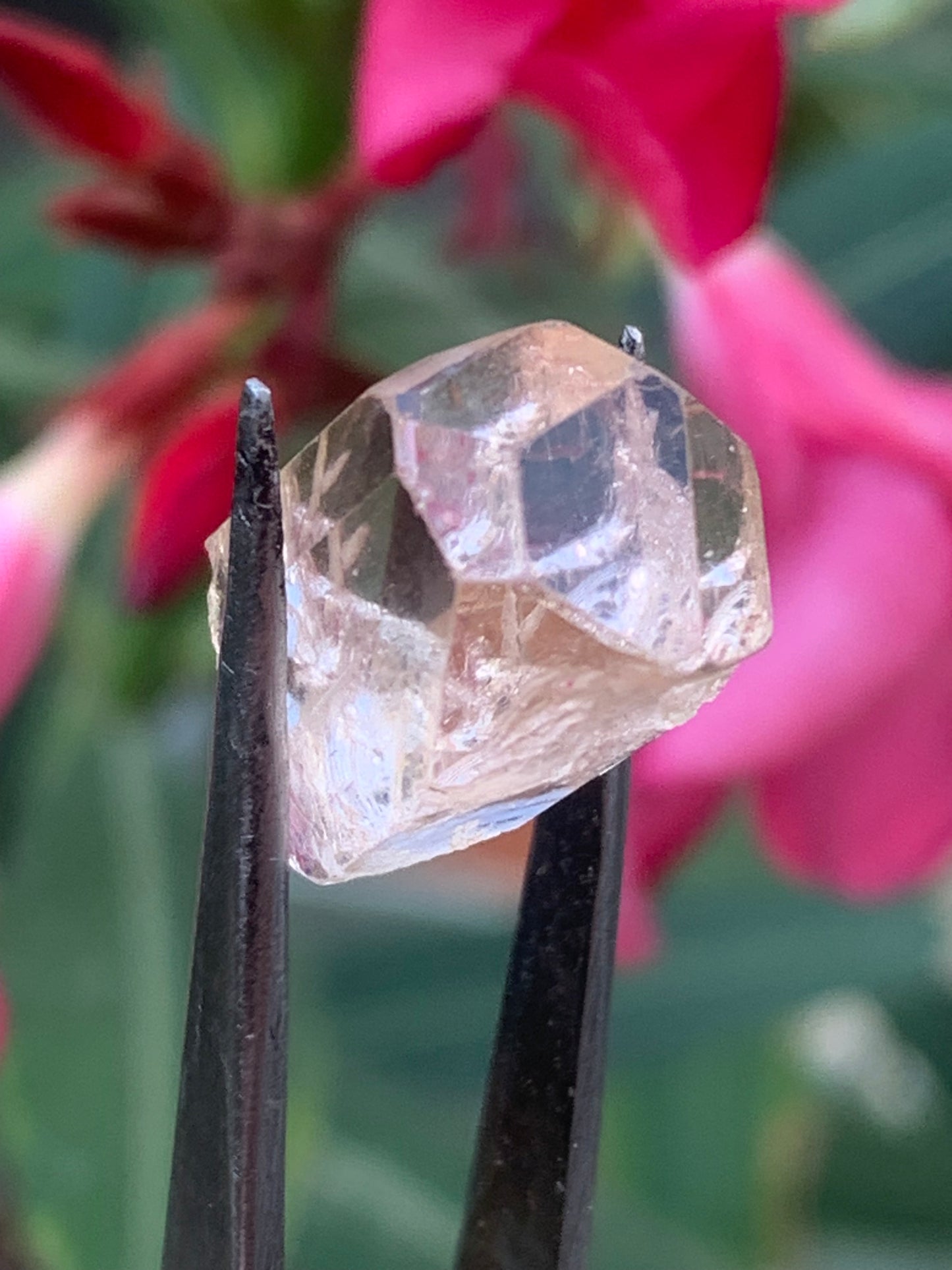 Topaze Impériale, superbe cristal naturel de 15mm x11 x10 - 4,1 grammes/ 20,5 carats. Belle pièce de collection, unique et assez rare !