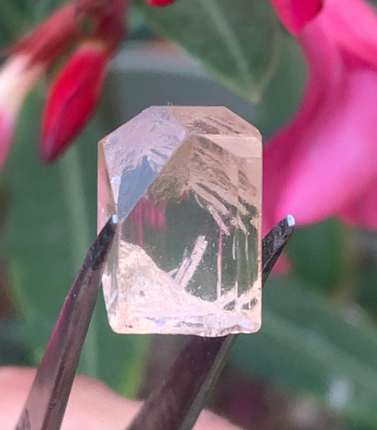 Topaze Impériale, superbe cristal naturel de 15mm x11 x10 - 4,1 grammes/ 20,5 carats. Belle pièce de collection, unique et assez rare !