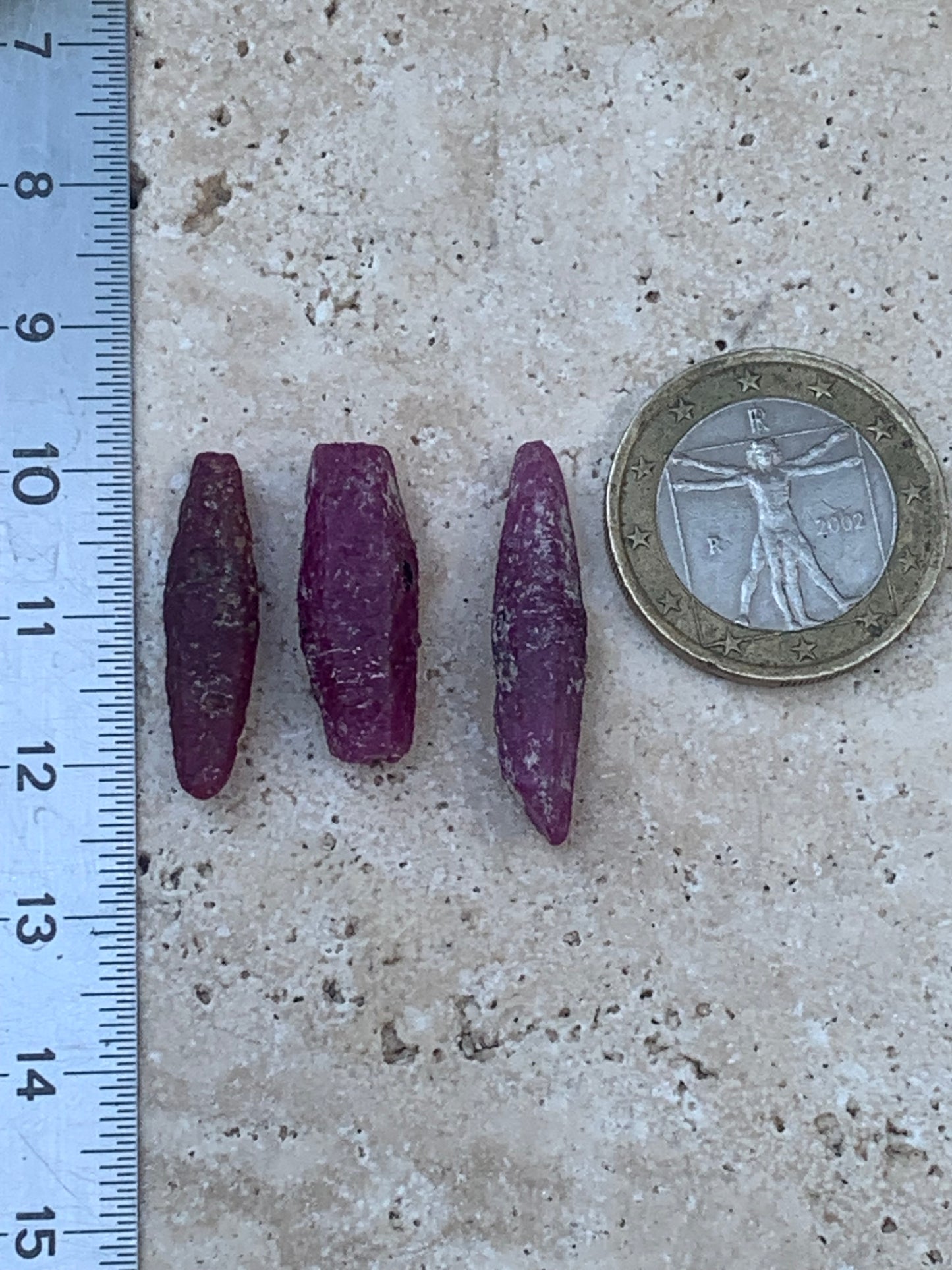 Rubis 'navette' de Mauritanie, cristaux bruts vendus a l'unité ou en lot, d'environ de 24mm x6 x 6 - 6,1 grammes (lot). Parfait en bijouterie, collection ,exposition...