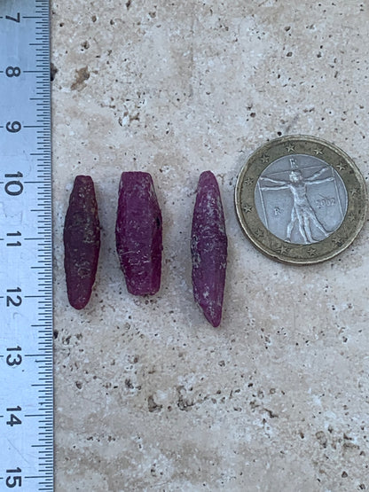 Rubis 'navette' de Mauritanie, cristaux bruts vendus a l'unité ou en lot, d'environ de 24mm x6 x 6 - 6,1 grammes (lot). Parfait en bijouterie, collection ,exposition...