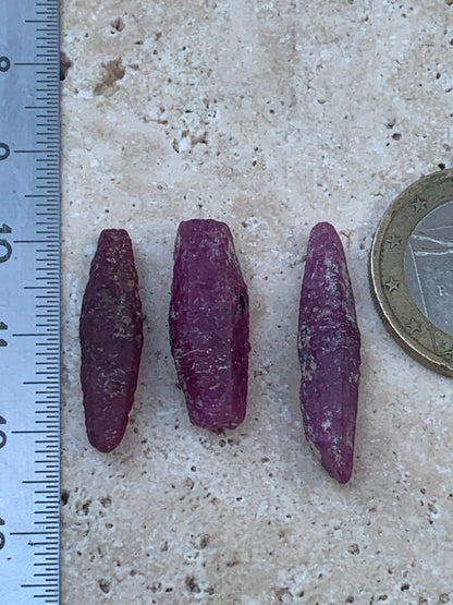 Rubis 'navette' de Mauritanie, cristaux bruts vendus a l'unité ou en lot, d'environ de 24mm x6 x 6 - 6,1 grammes (lot). Parfait en bijouterie, collection ,exposition...