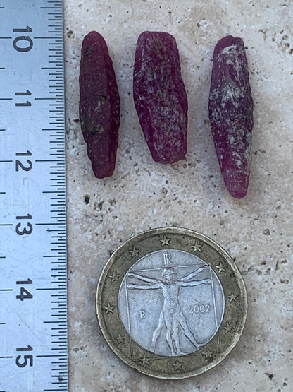 Rubis 'navette' de Mauritanie, cristaux bruts vendus a l'unité ou en lot, d'environ de 24mm x6 x 6 - 6,1 grammes (lot). Parfait en bijouterie, collection ,exposition...