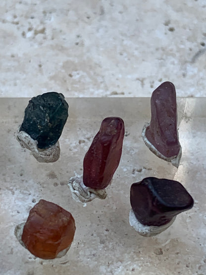 Spinelle, lot de 5 cristaux bruts de 5mm x4 x3 environ - 11 carats. Parfait en bijouterie, collection ,exposition...