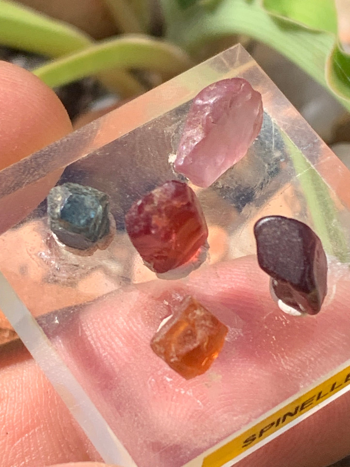 Spinelle, lot de 5 cristaux bruts de 5mm x4 x3 environ - 11 carats. Parfait en bijouterie, collection ,exposition...