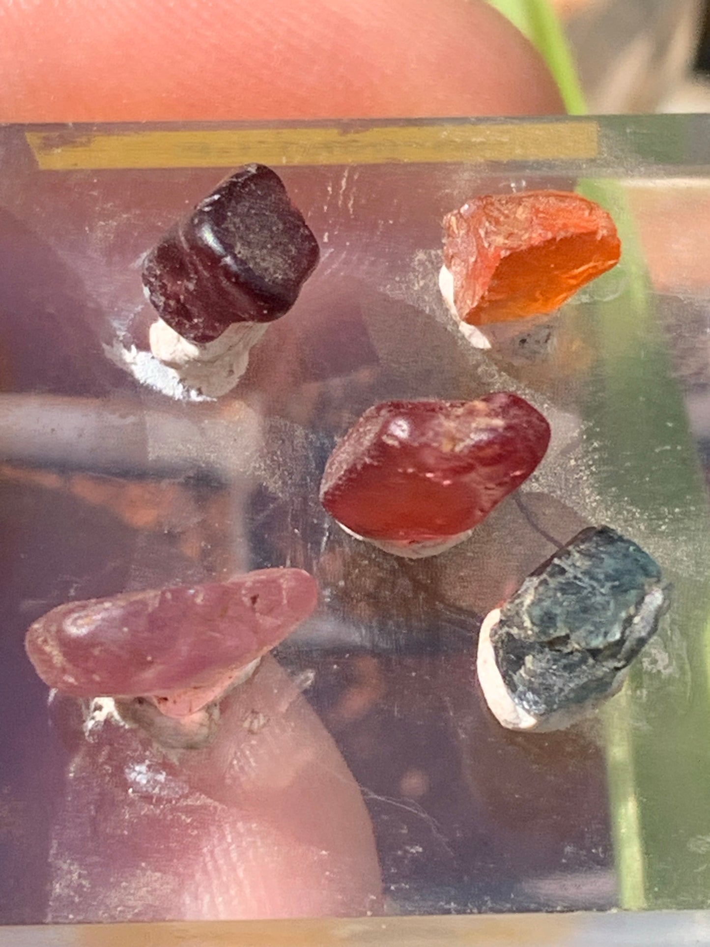 Spinelle, lot de 5 cristaux bruts de 5mm x4 x3 environ - 11 carats. Parfait en bijouterie, collection ,exposition...