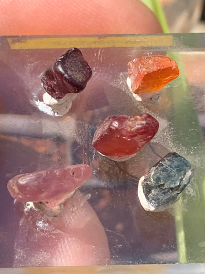 Spinelle, lot de 5 cristaux bruts de 5mm x4 x3 environ - 11 carats. Parfait en bijouterie, collection ,exposition...