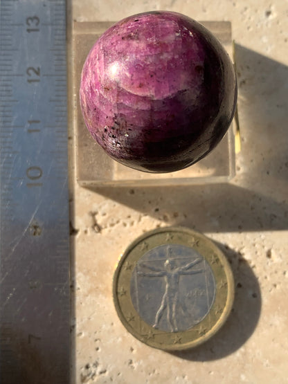 Sphère en rubis de 25 millimètres, de 32 grammes. Magnifique qualité ! Parfait en lithothérapie, collection, exposition...!