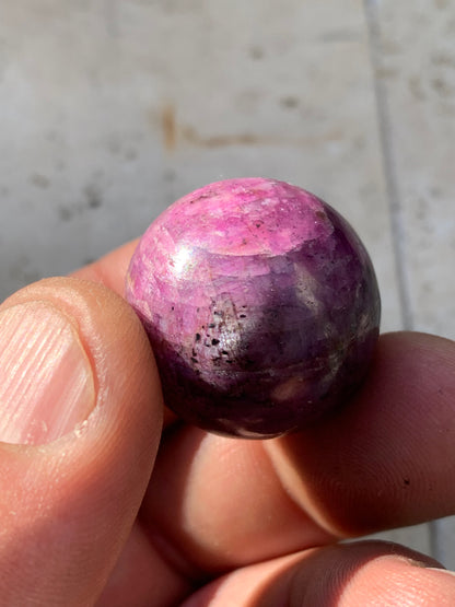 Sphère en rubis de 25 millimètres, de 32 grammes. Magnifique qualité ! Parfait en lithothérapie, collection, exposition...!