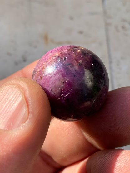 Sphère en rubis de 25 millimètres, de 32 grammes. Magnifique qualité ! Parfait en lithothérapie, collection, exposition...!