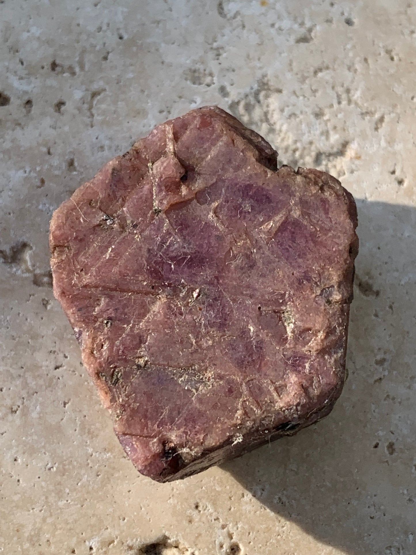 Rubis, corindon naturel de 33mm x26 x 11 -  18,6 grammes. Parfait en collection, exposition, lapidage...