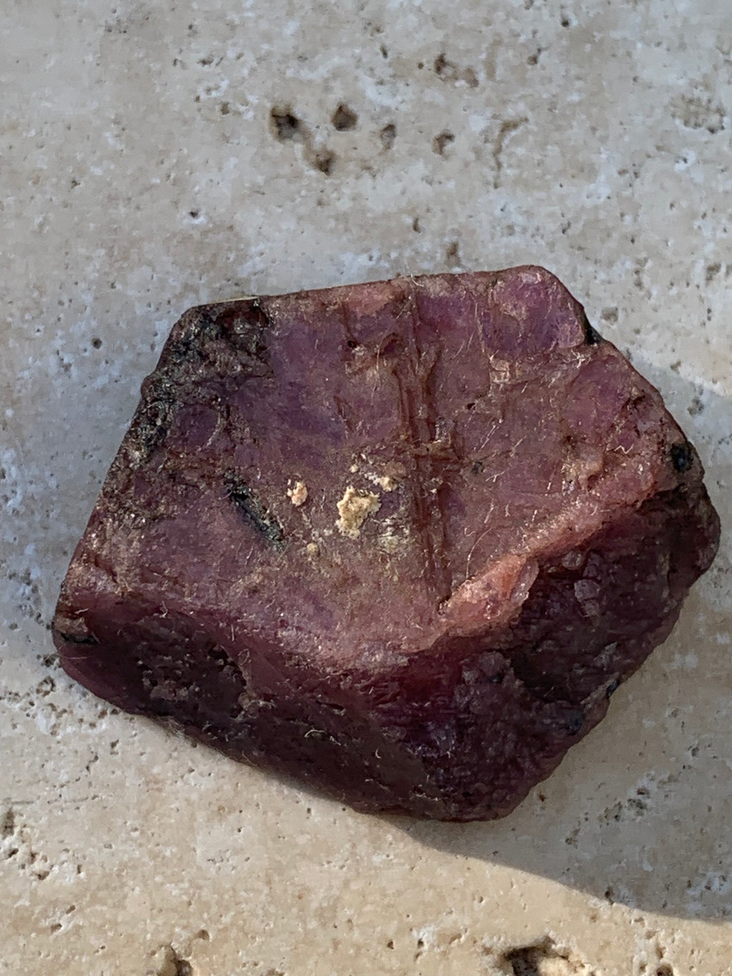 Rubis, corindon naturel de 33mm x26 x 11 -  18,6 grammes. Parfait en collection, exposition, lapidage...