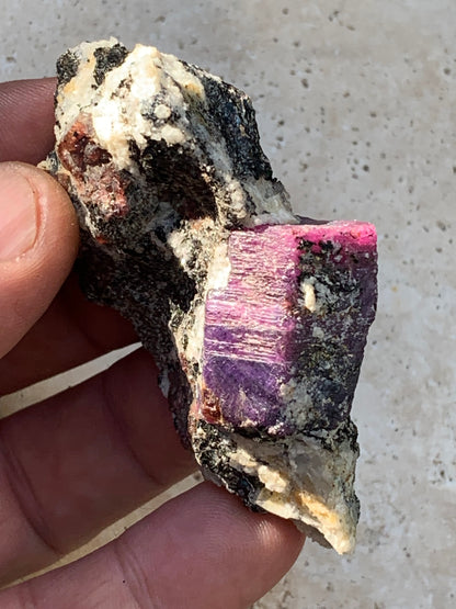 Rubis sur gangue de Zoisite, 74mm x43 x 23 - 76 grammes. Parfait en collection, exposition, lapidage...