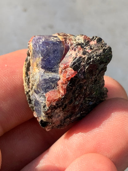 Rubis sur gangue de Zoisite, 25mm x24 x 23 - 17,7 grammes. Parfait en collection, exposition, lapidage...