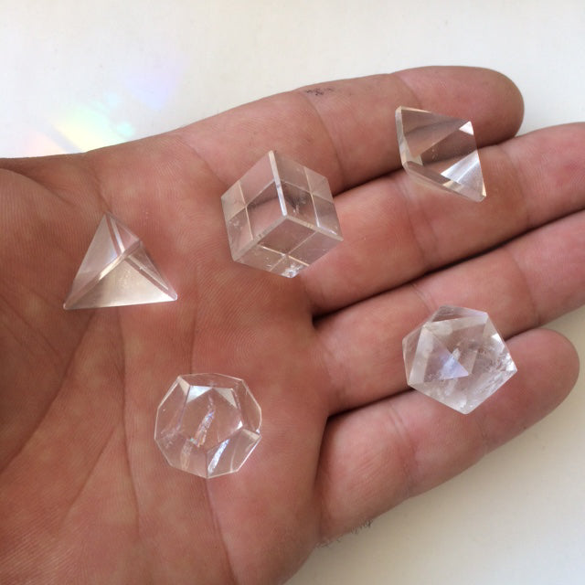 Solides de Platon en cristal de roche. Ø de 1.3 à 1.7 cm - 5 à 7gr. Vendu avec ou sans coffret en bois + disque de sélénite en option !