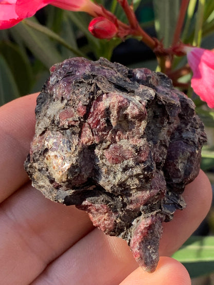 Rubis sur gangue de Zoisite, 58mm x46 x 29 - 65 grammes. Parfait en collection, exposition, lapidage...
