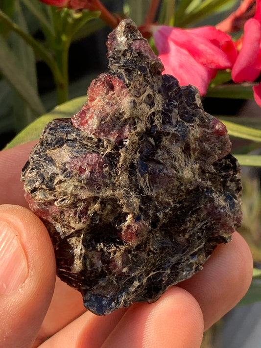 Rubis sur gangue de Zoisite, 58mm x46 x 29 - 65 grammes. Parfait en collection, exposition, lapidage...