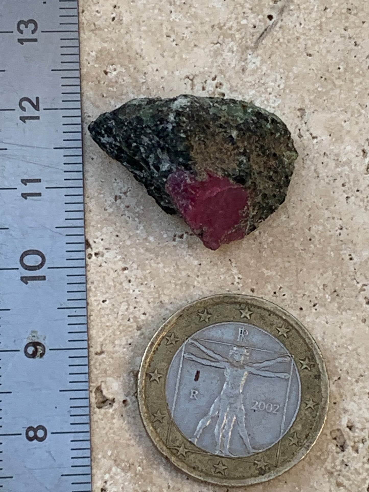 Rubis sur gangue de Zoisite, 24mm x20 x 18 - 7,1 grammes. Parfait en collection, exposition, lapidage...