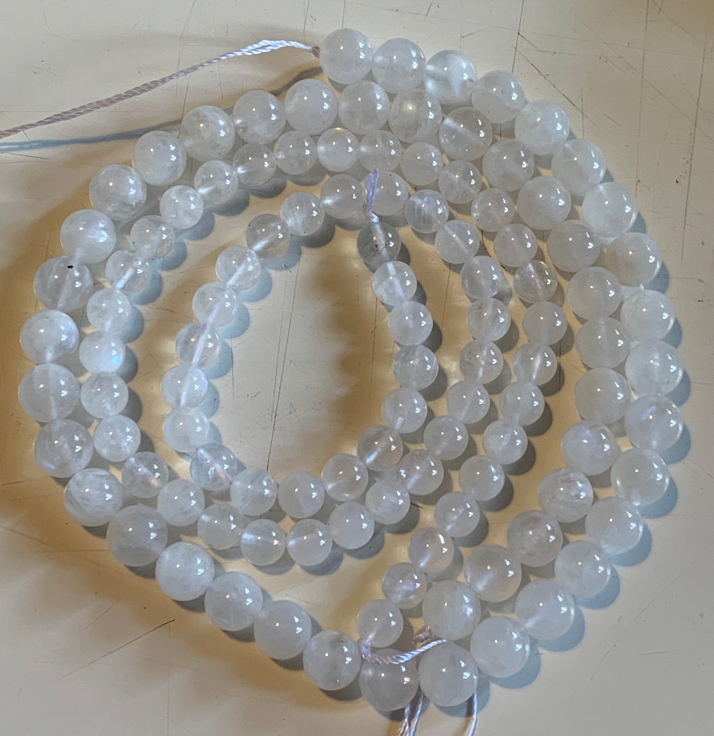 Labradorite blanche dit aussi 'Pierre de lune', perles rondes en fil de perle, en bracelet de 17 à 21cm, en collier de 42cm ou sautoir de 60cm !