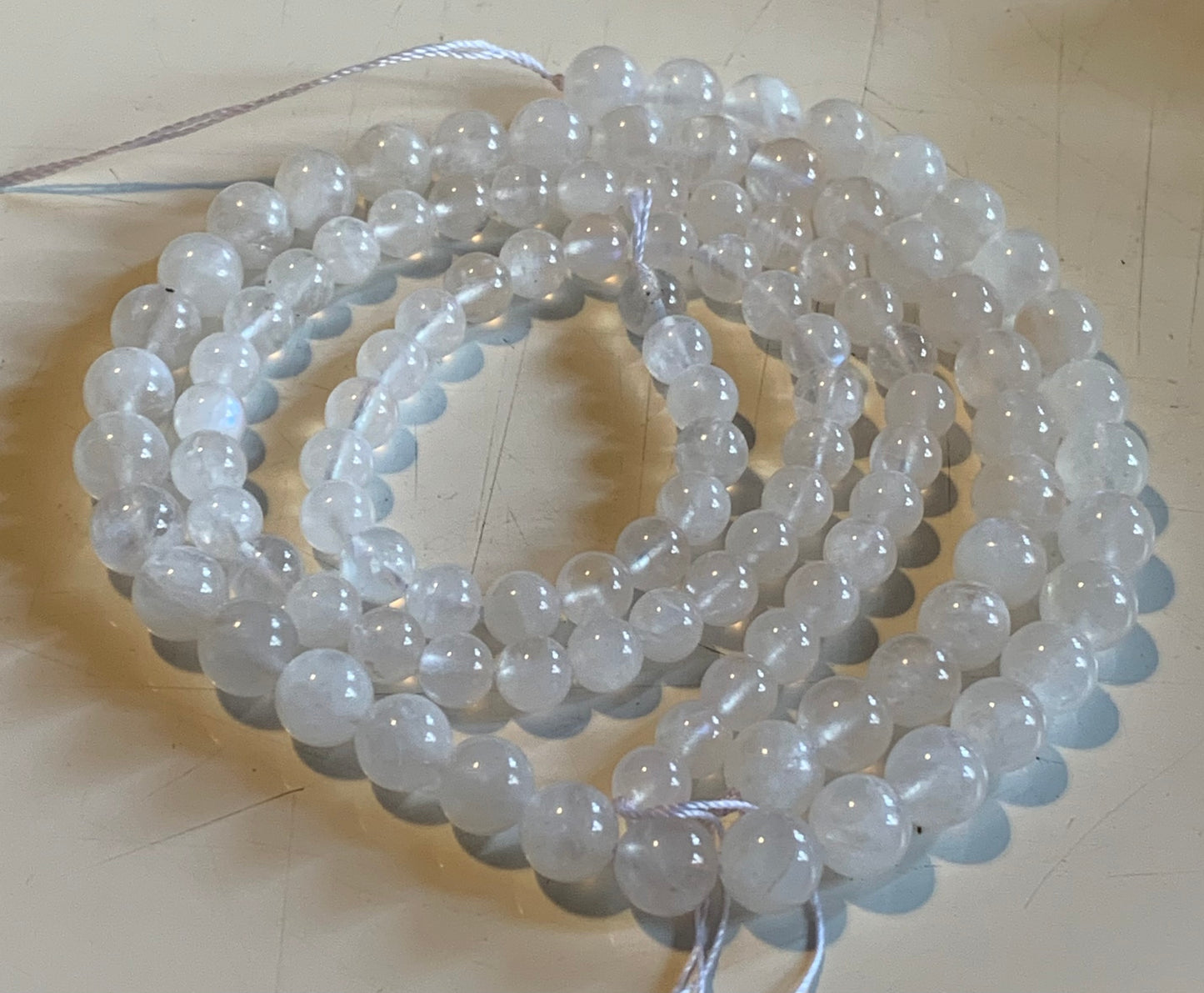 Labradorite blanche dit aussi 'Pierre de lune', perles rondes en fil de perle, en bracelet de 17 à 21cm, en collier de 42cm ou sautoir de 60cm !