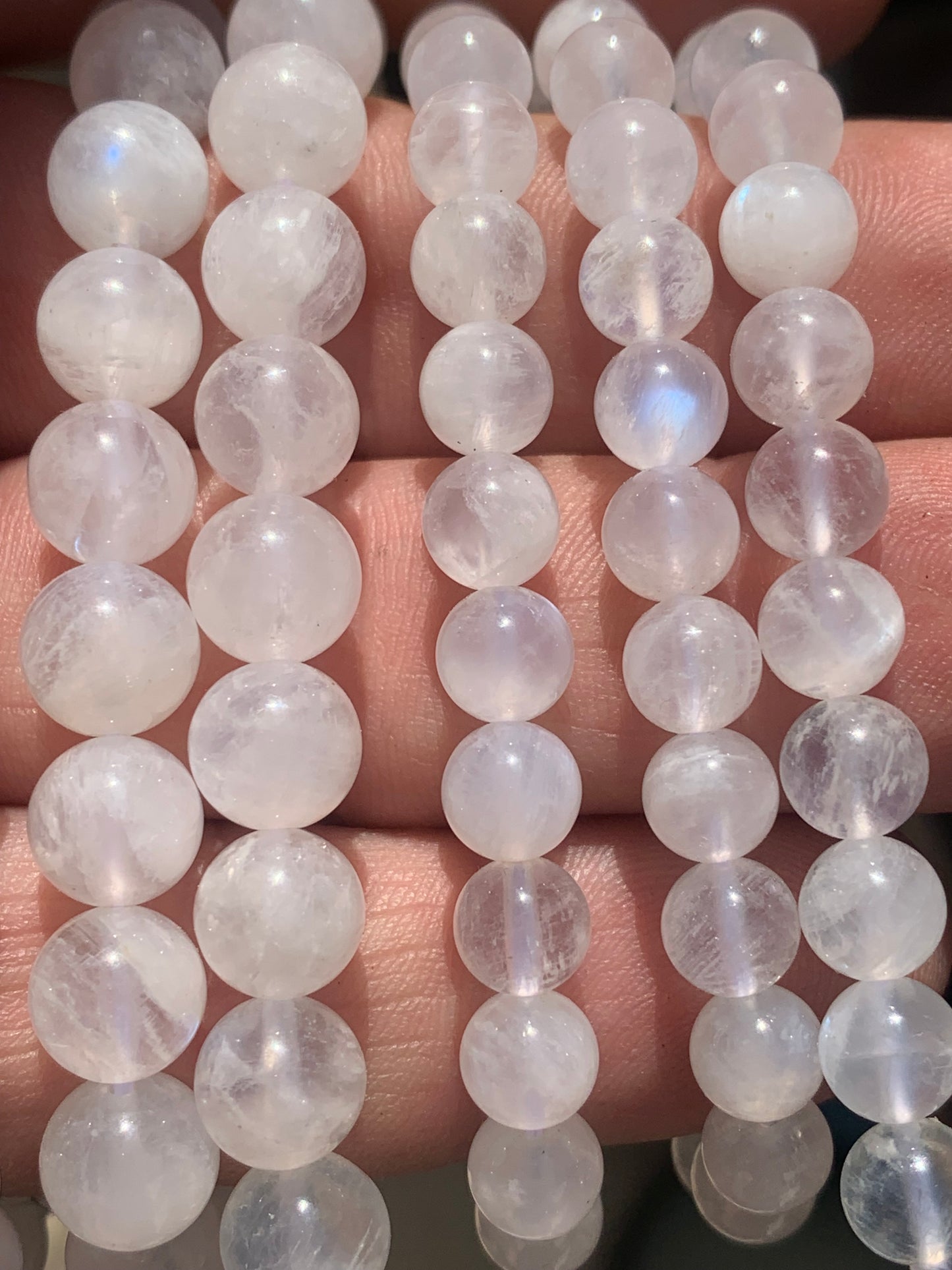 Labradorite blanche dit aussi 'Pierre de lune', perles rondes en fil de perle, en bracelet de 17 à 21cm, en collier de 42cm ou sautoir de 60cm !