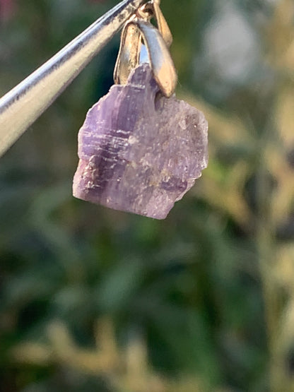 Tanzanite, pendentif de 25mm x 12 x 8 - 12,5 carats. Parfait en bijouterie, collection ,exposition...