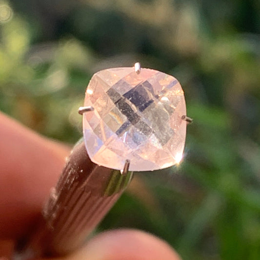 Morganite, pierre taillée de 10mm x10 x5 - 2,5 carats. Parfait en bijouterie, collection ,exposition...