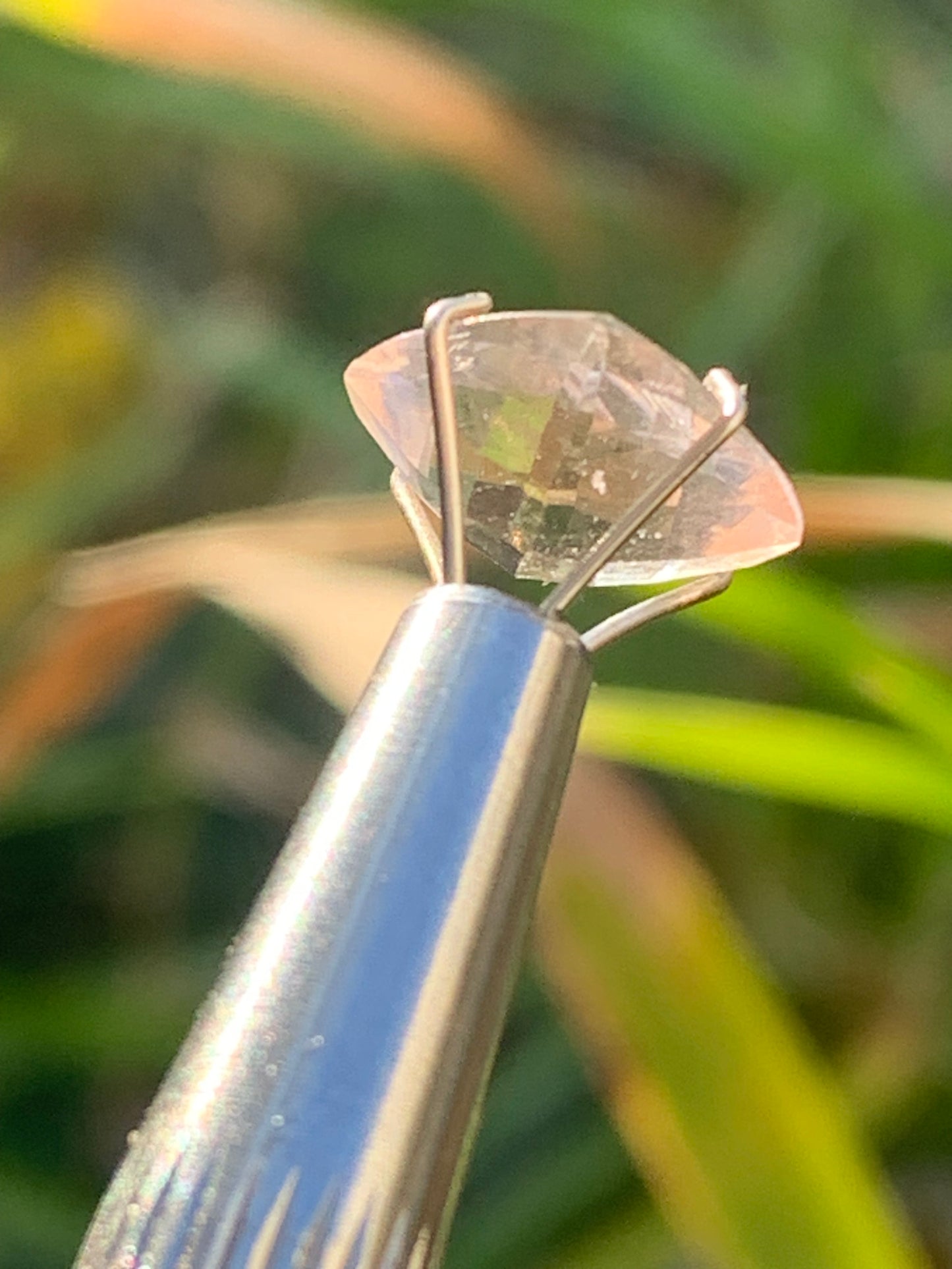 Morganite, pierre taillée de 10mm x10 x5 - 2,5 carats. Parfait en bijouterie, collection ,exposition...