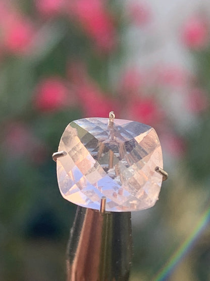 Morganite, pierre taillée de 10mm x10 x5 - 2,5 carats. Parfait en bijouterie, collection ,exposition...