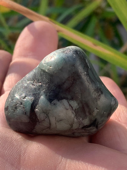 Émeraude, pièce brute de 42mm x37 x27 - 45,4 grammes. Parfait en collection, bijouterie, exposition...