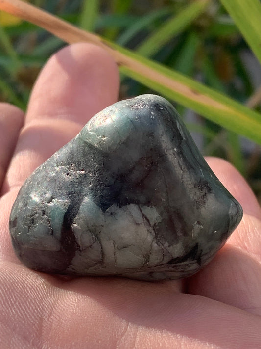 Émeraude, pièce brute de 42mm x37 x27 - 45,4 grammes. Parfait en collection, bijouterie, exposition...