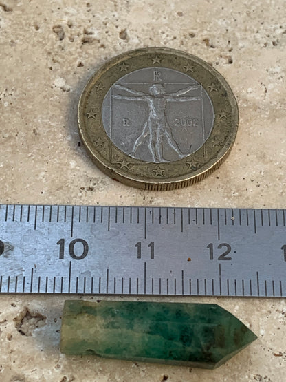 Émeraude, cristal taillé et percé de 25mm x8 x7 - 11,5 carats. Parfait en collection, bijouterie, exposition...
