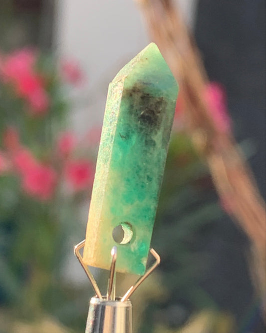 Émeraude, cristal taillé et percé de 25mm x8 x7 - 11,5 carats. Parfait en collection, bijouterie, exposition...