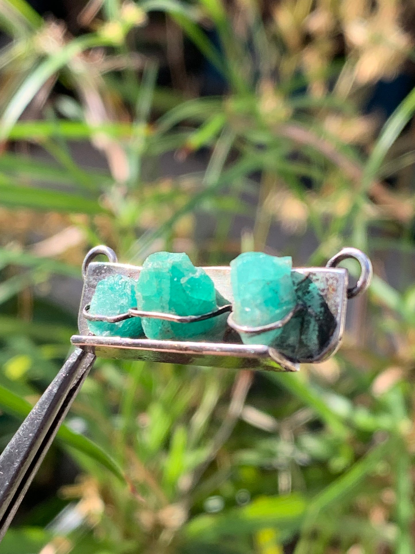 Émeraude, pendentif "double attache" en Argent vieilli de 40mm x12 x10 / 7,1 grammes. Pendentif vendu seul ou sur chaine de 42 cm !