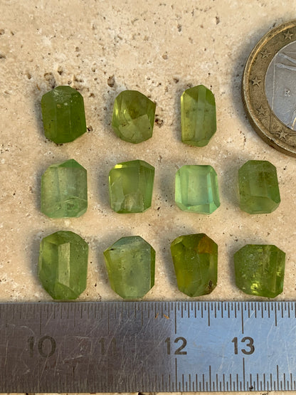 Péridot, cabochons rectangulaires a pans coupés (non percé), vendus en lot ou à l'unité, de 10mm x7 x 4 en moyenne - 5,3 grammes (lot). Parfait en collection, bijouterie, exposition...