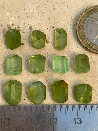Péridot, cabochons rectangulaires a pans coupés (non percé), vendus en lot ou à l'unité, de 10mm x7 x 4 en moyenne - 5,3 grammes (lot). Parfait en collection, bijouterie, exposition...