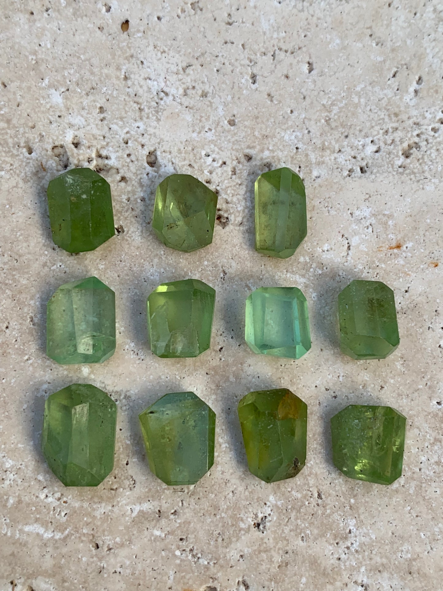 Péridot, cabochons rectangulaires a pans coupés (non percé), vendus en lot ou à l'unité, de 10mm x7 x 4 en moyenne - 5,3 grammes (lot). Parfait en collection, bijouterie, exposition...
