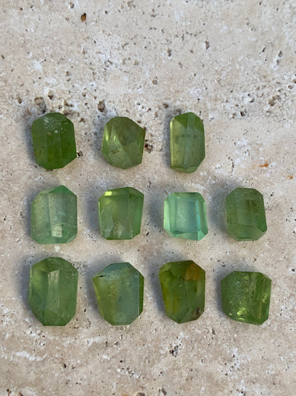 Péridot, cabochons rectangulaires a pans coupés (non percé), vendus en lot ou à l'unité, de 10mm x7 x 4 en moyenne - 5,3 grammes (lot). Parfait en collection, bijouterie, exposition...