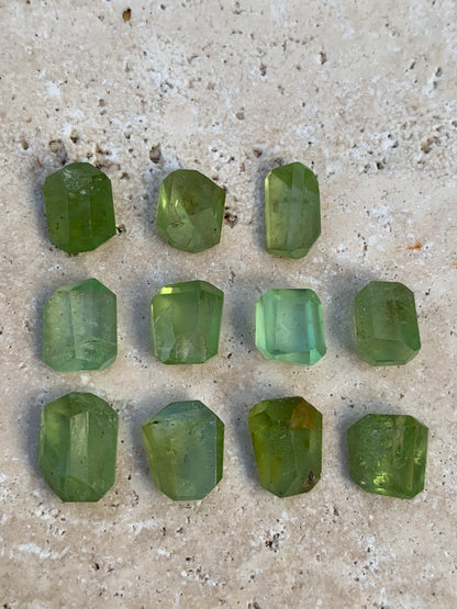 Péridot, cabochons rectangulaires a pans coupés (non percé), vendus en lot ou à l'unité, de 10mm x7 x 4 en moyenne - 5,3 grammes (lot). Parfait en collection, bijouterie, exposition...