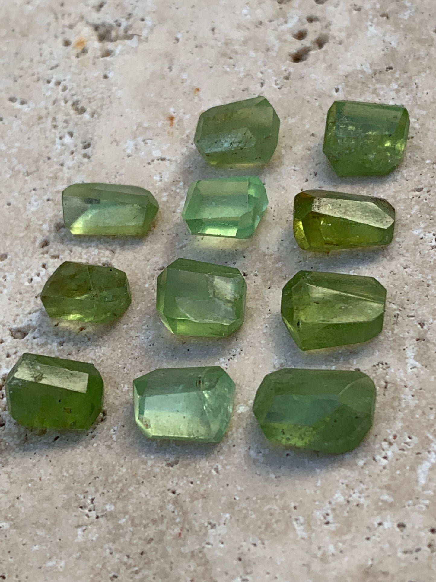 Péridot, cabochons rectangulaires a pans coupés (non percé), vendus en lot ou à l'unité, de 10mm x7 x 4 en moyenne - 5,3 grammes (lot). Parfait en collection, bijouterie, exposition...