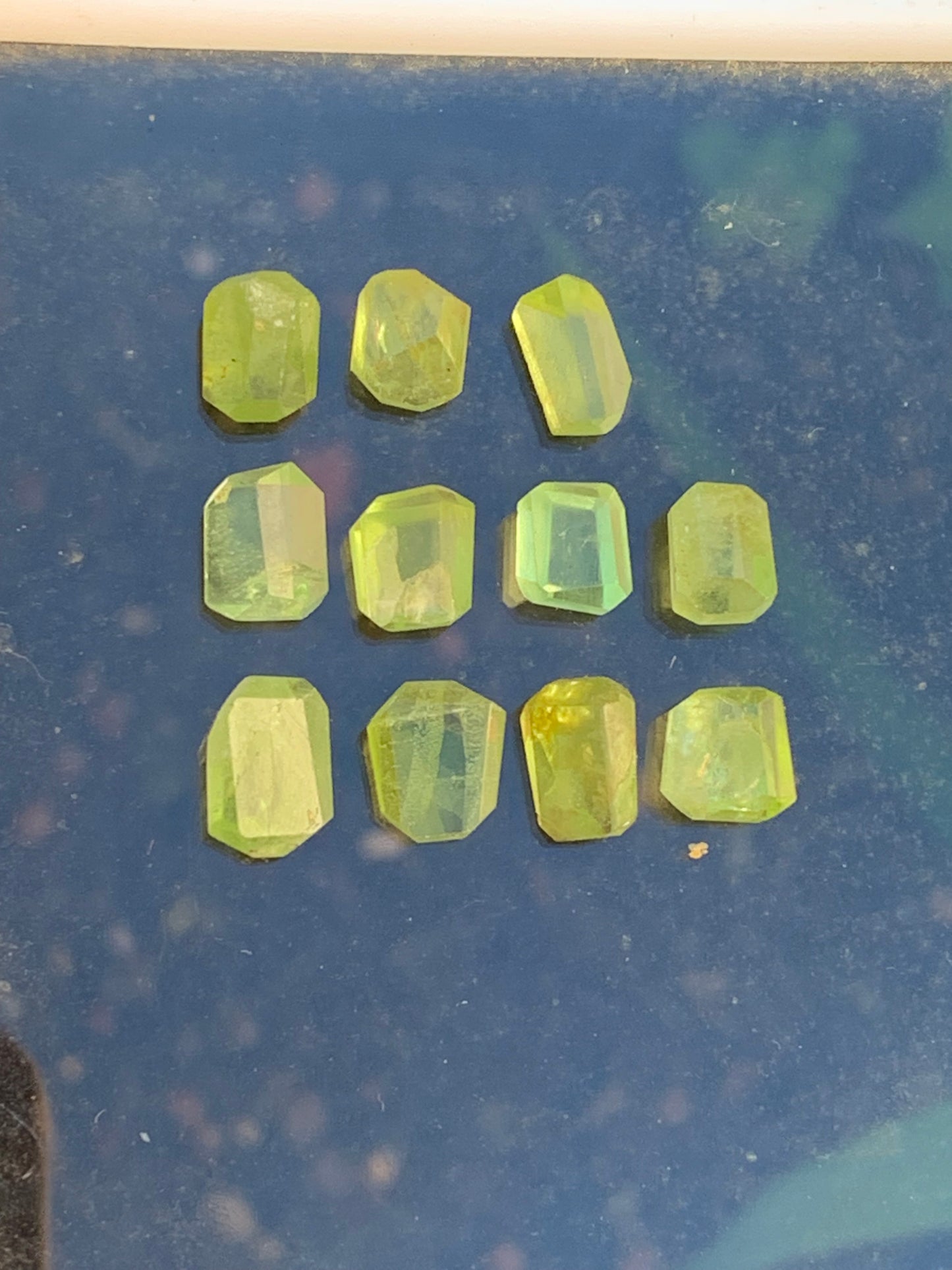 Péridot, cabochons rectangulaires a pans coupés (non percé), vendus en lot ou à l'unité, de 10mm x7 x 4 en moyenne - 5,3 grammes (lot). Parfait en collection, bijouterie, exposition...
