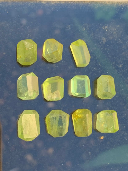 Péridot, cabochons rectangulaires a pans coupés (non percé), vendus en lot ou à l'unité, de 10mm x7 x 4 en moyenne - 5,3 grammes (lot). Parfait en collection, bijouterie, exposition...