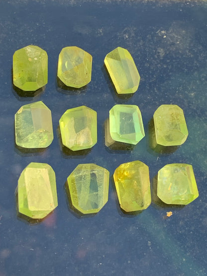 Péridot, cabochons rectangulaires a pans coupés (non percé), vendus en lot ou à l'unité, de 10mm x7 x 4 en moyenne - 5,3 grammes (lot). Parfait en collection, bijouterie, exposition...