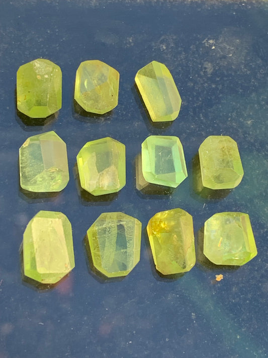 Péridot, cabochons rectangulaires a pans coupés (non percé), vendus en lot ou à l'unité, de 10mm x7 x 4 en moyenne - 5,3 grammes (lot). Parfait en collection, bijouterie, exposition...