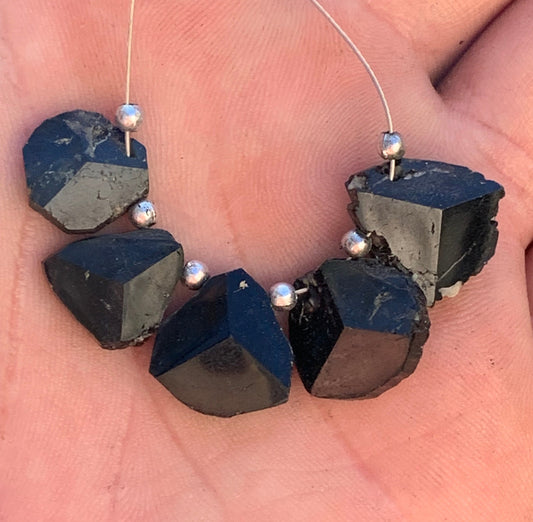 Tourmaline noire, perles de têtes à 3 faces naturelles, vendus en lot ou à l'unité, de 14mm de diamètre x 5 d'épaisseur en moyenne - 7,3 grammes (lot). Parfait en collection, bijouterie, exposition...