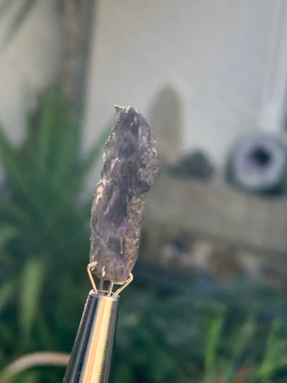 Cordiérite / Iolite, spècimen brute de 26mm x12 x - 1,8 grammes. Parfait pour la bijouterie, collection, exposition...
