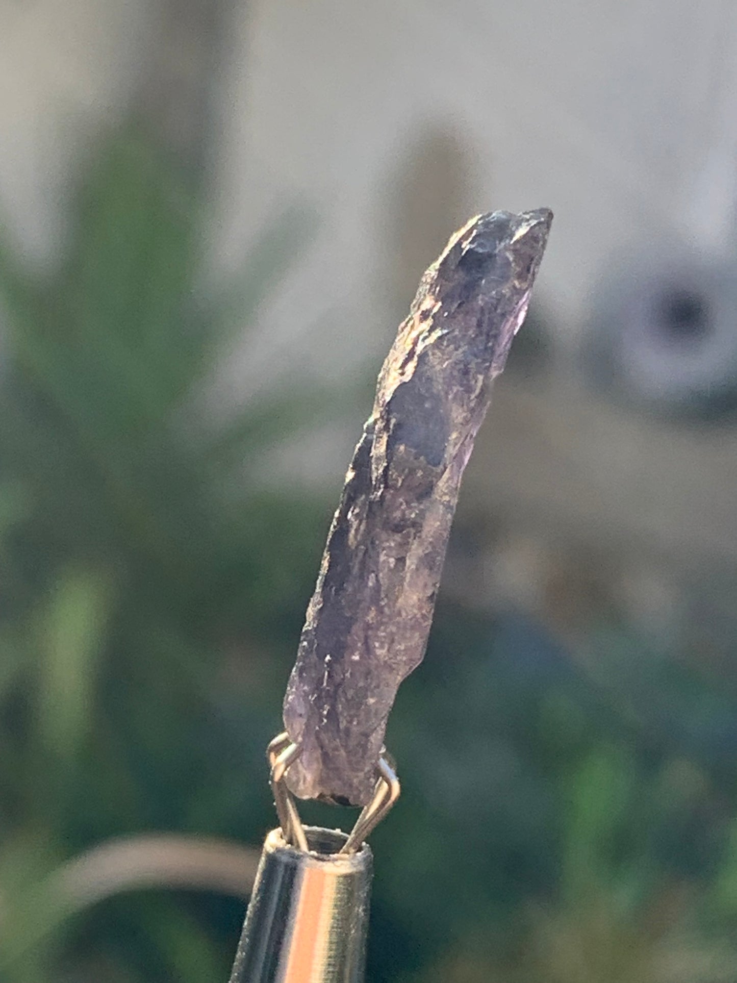 Cordiérite / Iolite, spècimen brute de 26mm x12 x - 1,8 grammes. Parfait pour la bijouterie, collection, exposition...