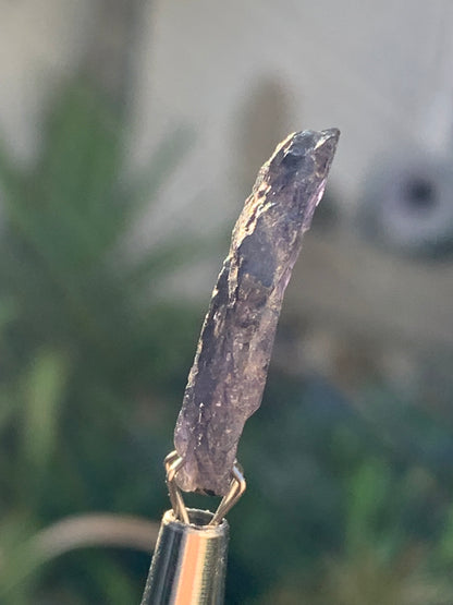 Cordiérite / Iolite, spècimen brute de 26mm x12 x - 1,8 grammes. Parfait pour la bijouterie, collection, exposition...